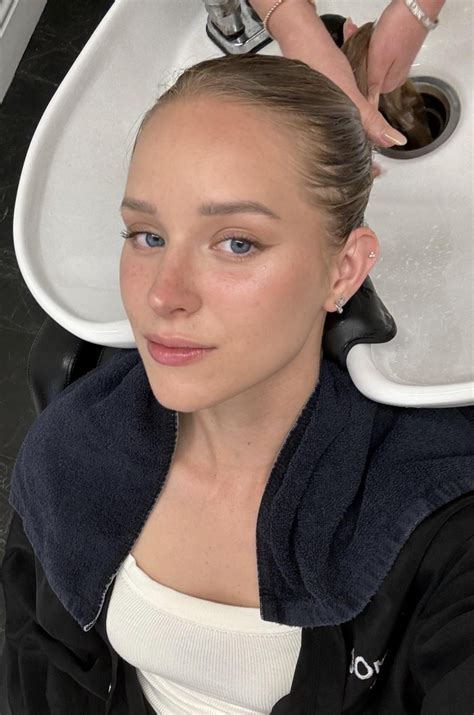 carolinezalogclub OnlyFans Leaks 2025