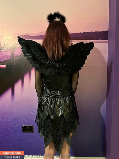 ravenloveslingerie OnlyFans Leaks 2025