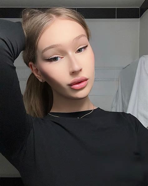 annarosee Fansly Leaks 2025